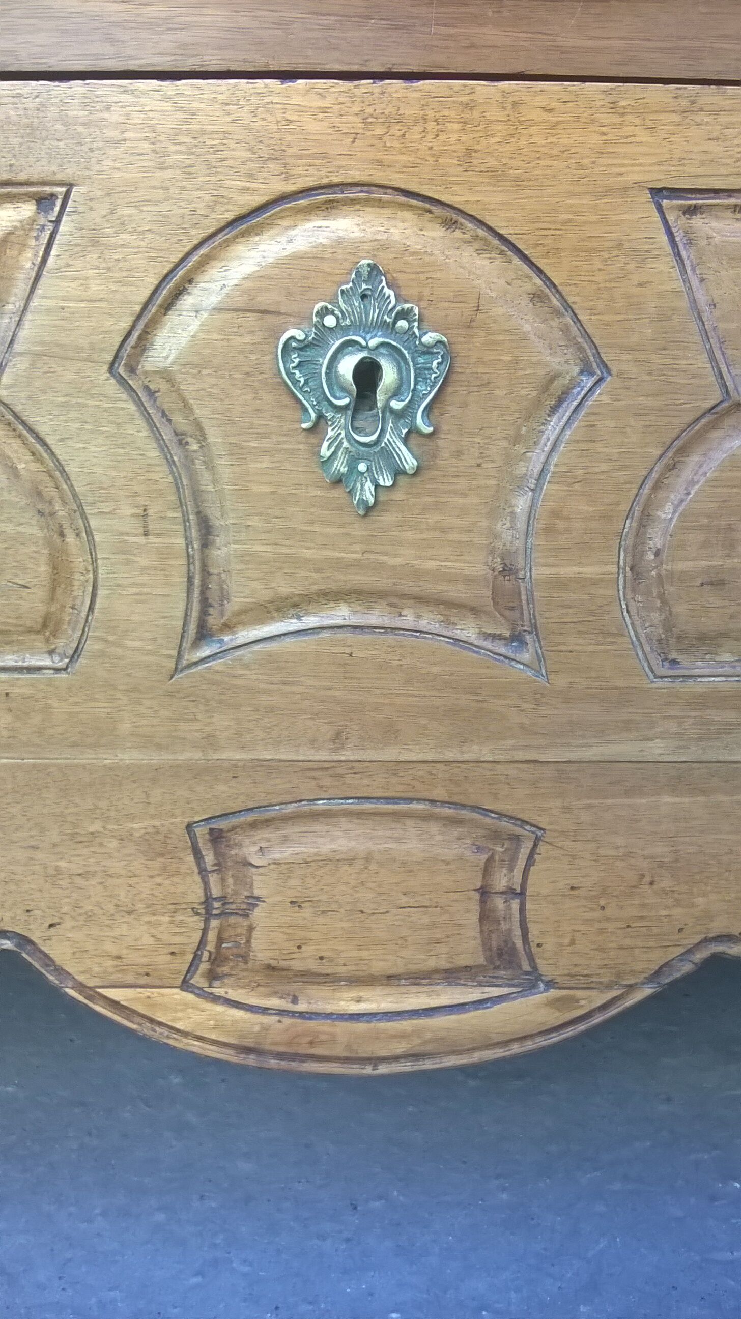 Louis XV dresser