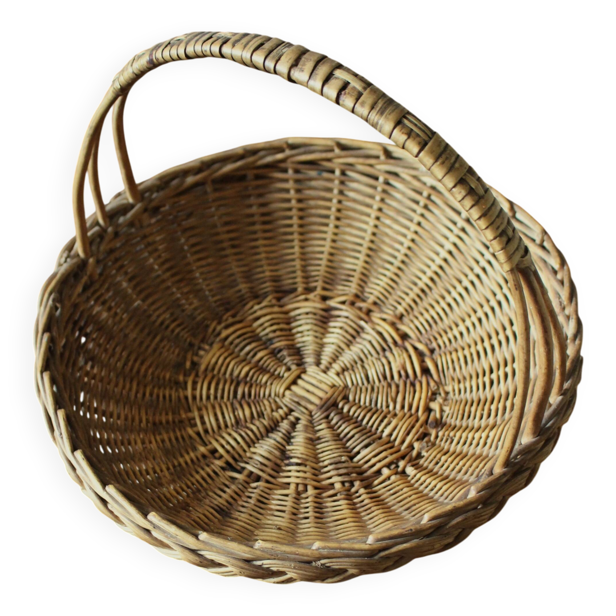 Round wicker basket with a rigid handle.