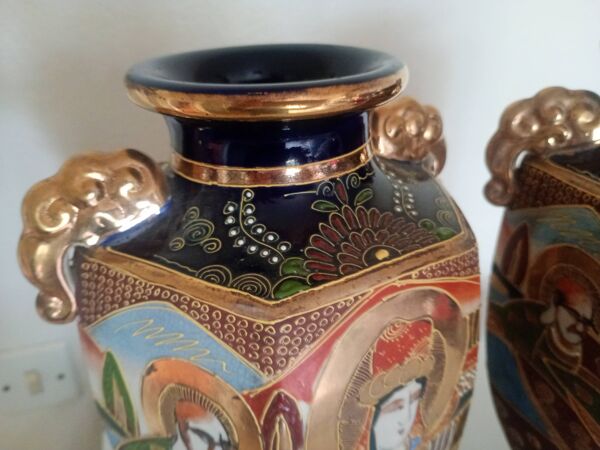 Paire de vases balustre en porcelaine émaillée dorée et peinte, Satsuma Japon