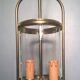 Lanterne cage deux feux verre cylindrique translucide et laiton à trois pieds - style classique
