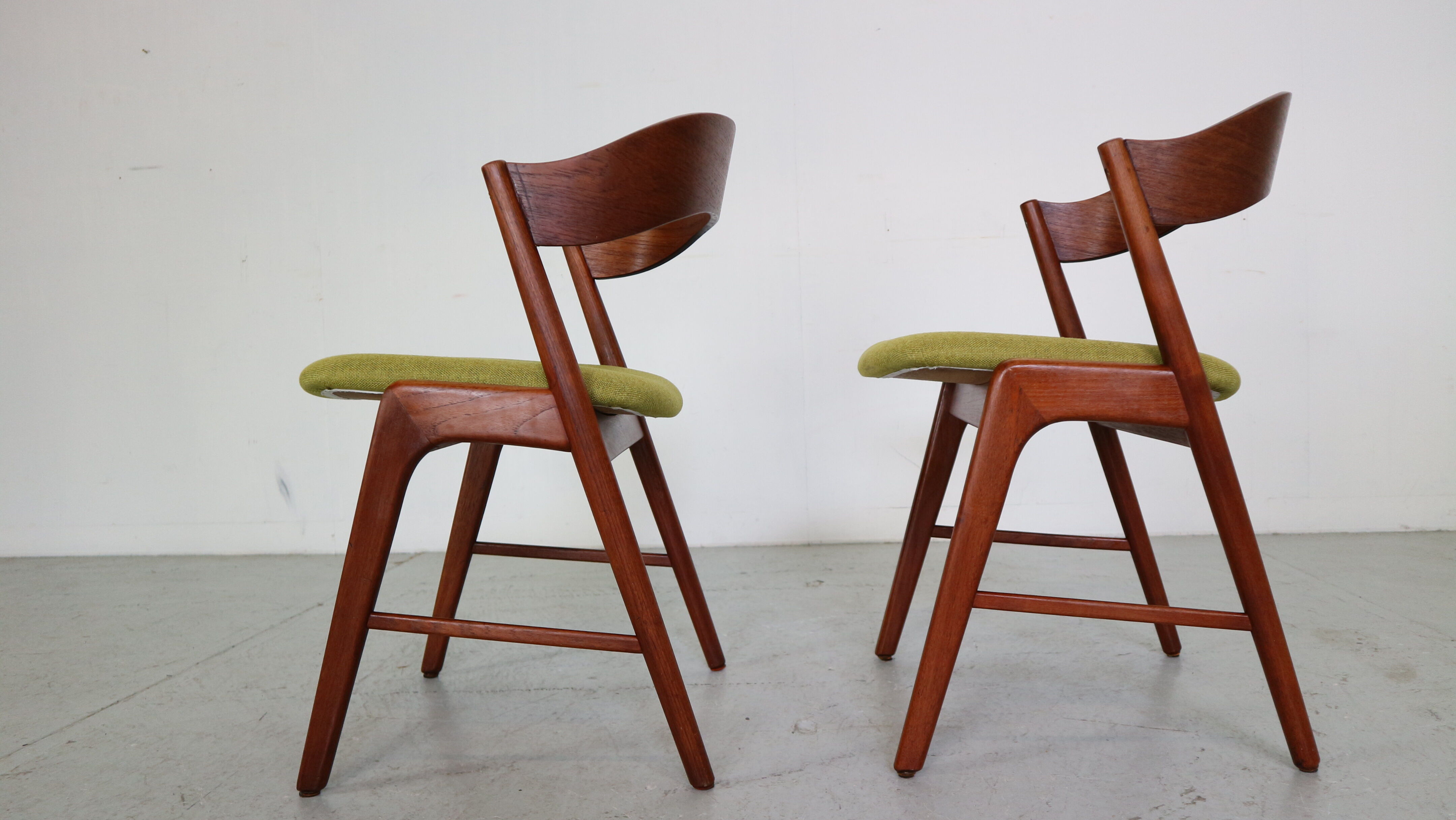 Mid- Century Set Of Two Organic Shape Teak Dinning Room Chairs, 1960 Denmark