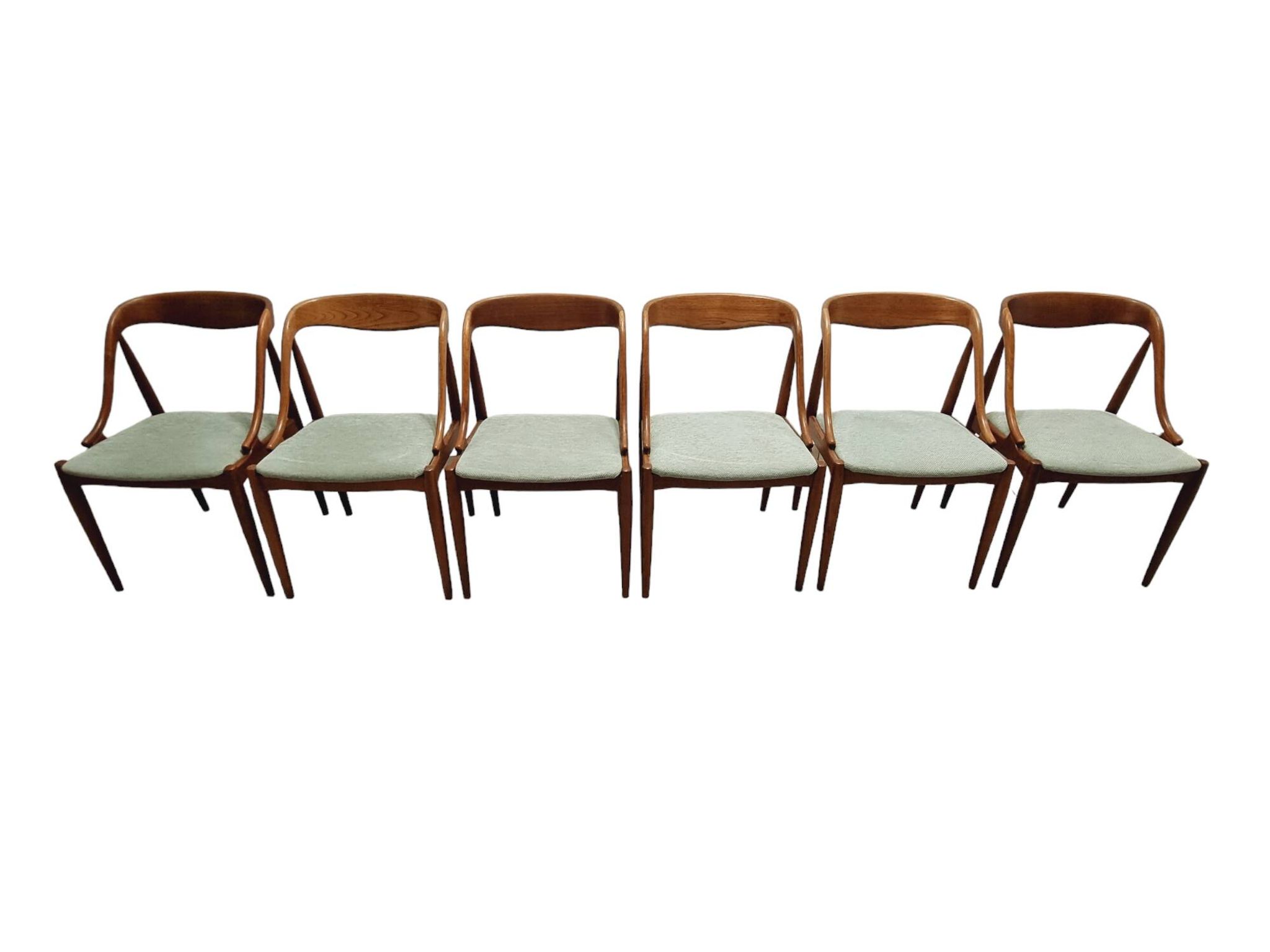 ENSEMBLE DE 6 JOHANNES ANDERSEN NO. 16 CHAISES À MANGER EN TECK ET VELOURS