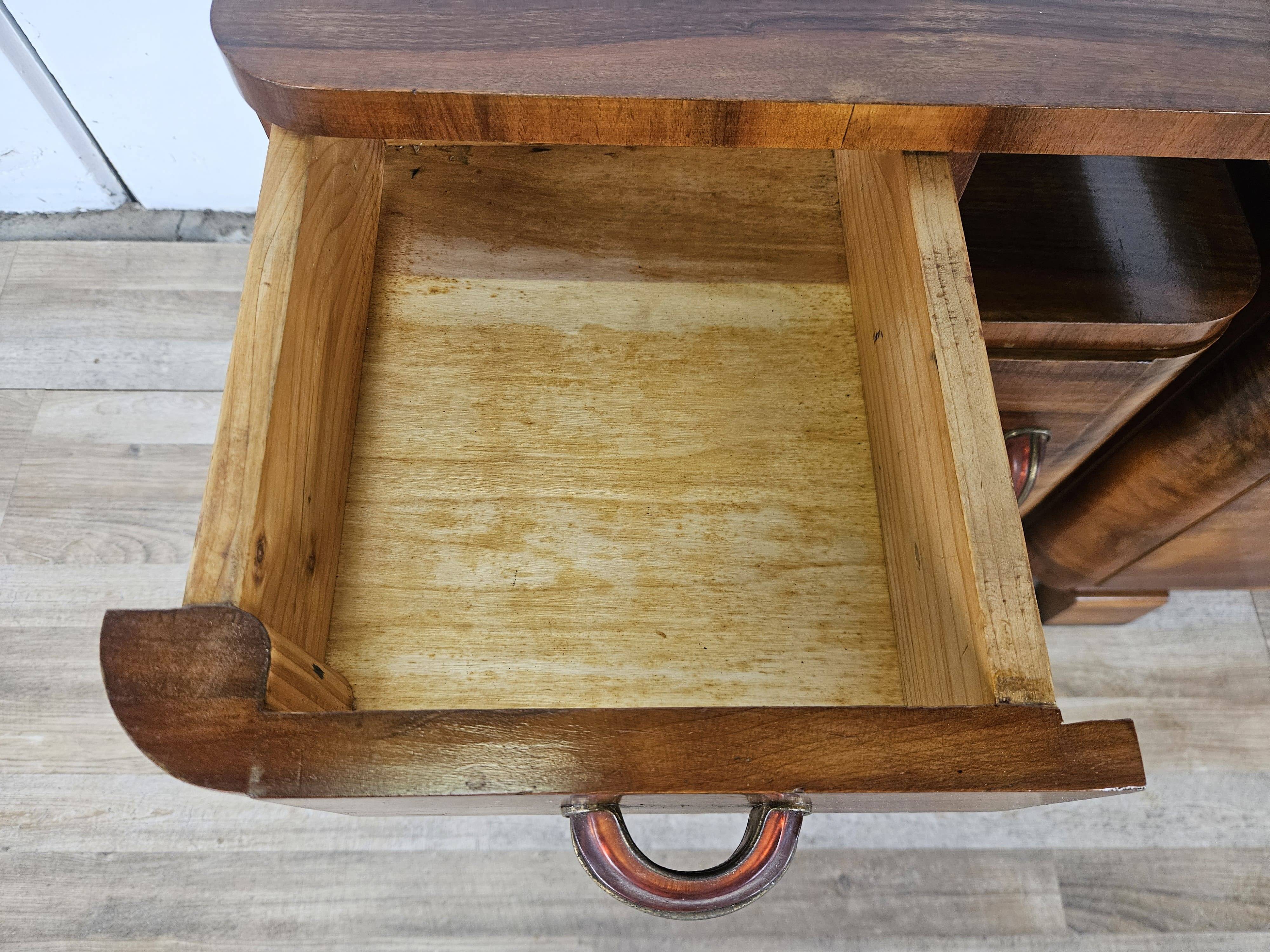 Art Decò bedside tables in walnut burl