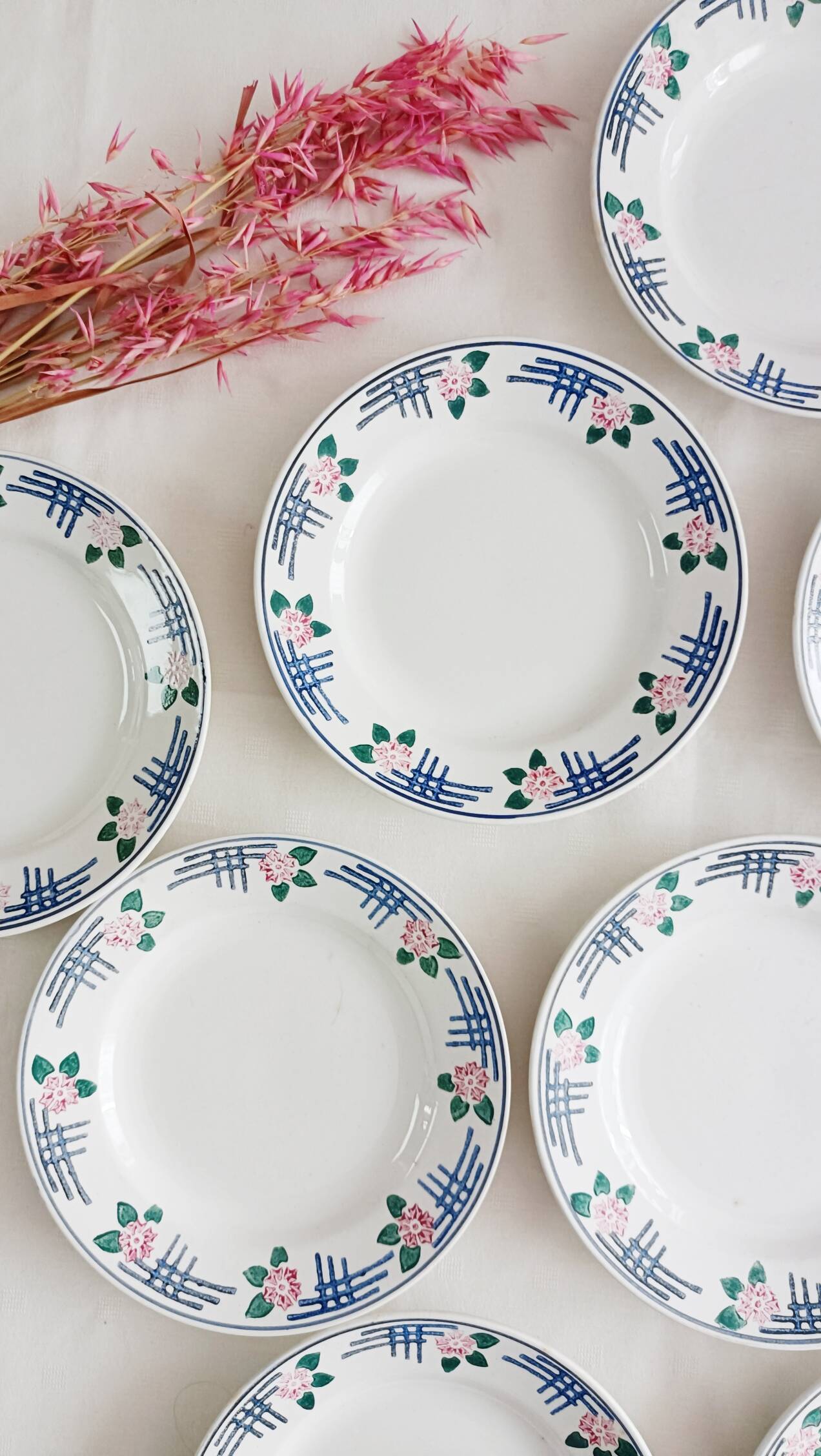 Set of 8 Saint-Amand flat plates, floral decoration