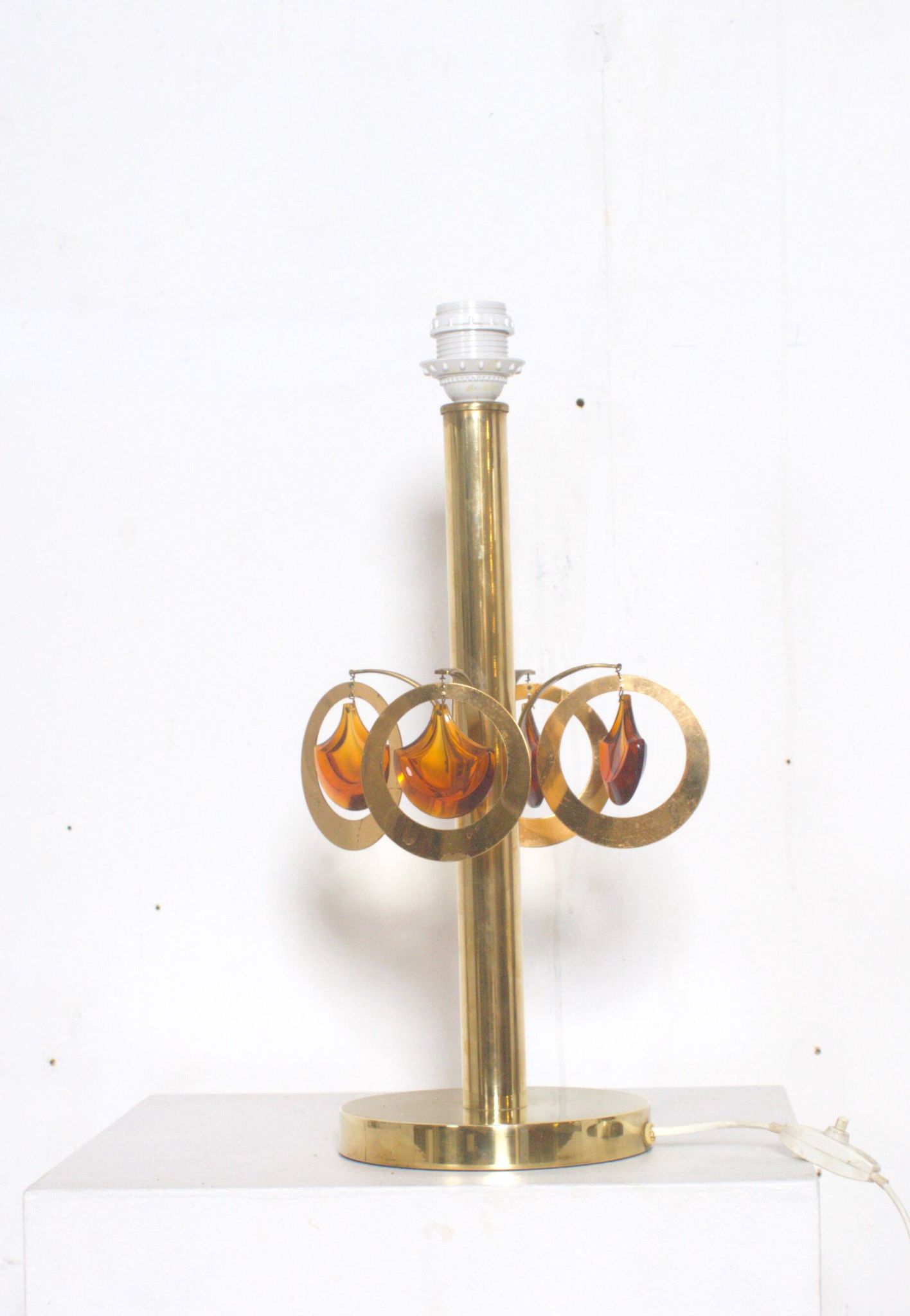 Lampe de table en laiton avec ornements en verre couleur ambre ca  1970