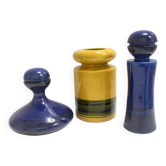 Ensemble de trois vases et bouteilles en céramique émaillée bleue et jaune par Parravic.