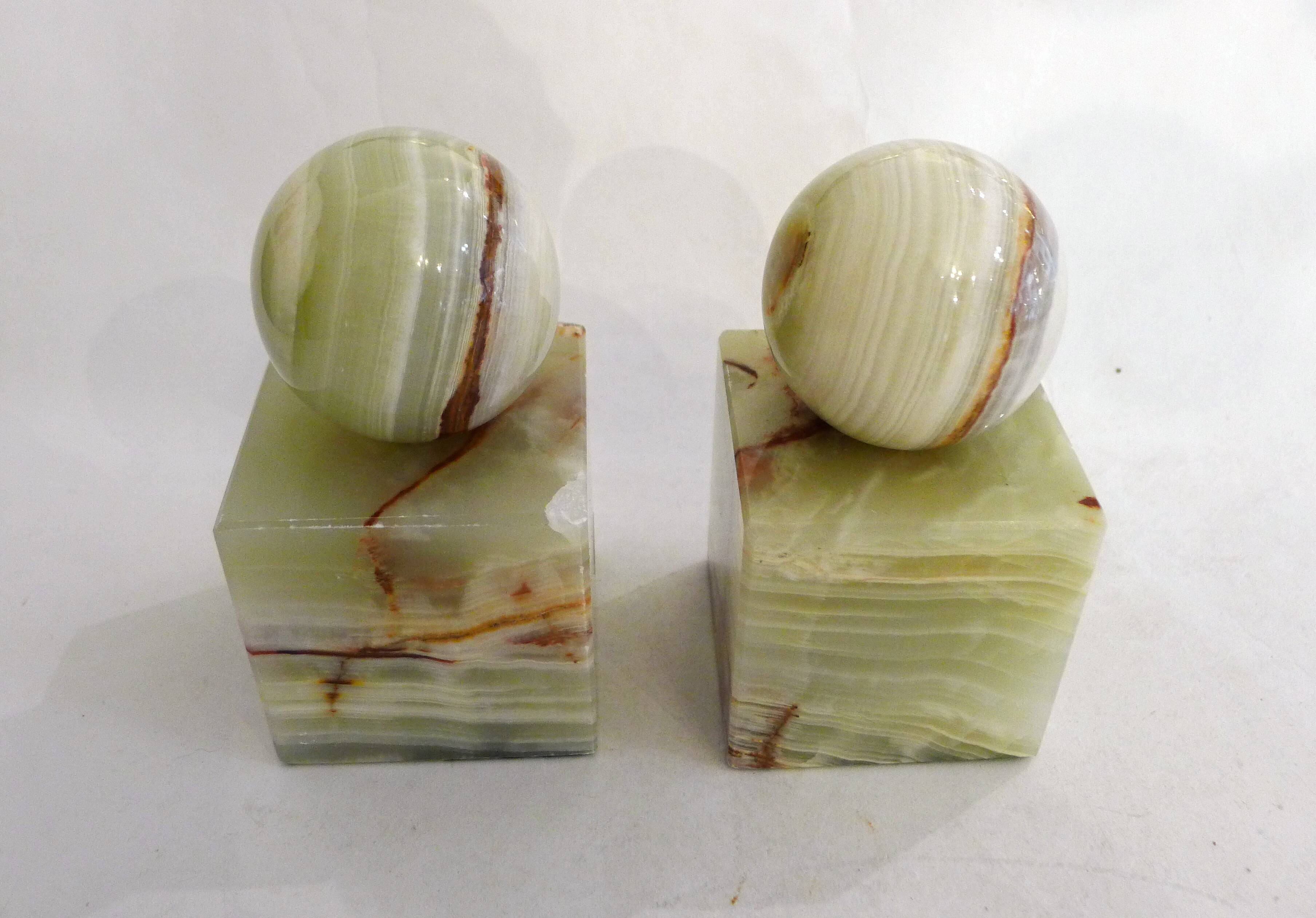 Pair of sculptural mid-century bookends in Onyx, Italy.