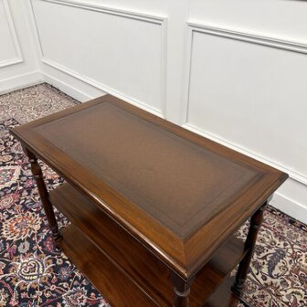 Table d'appoint anglaise classique avec dessus en cuir marron