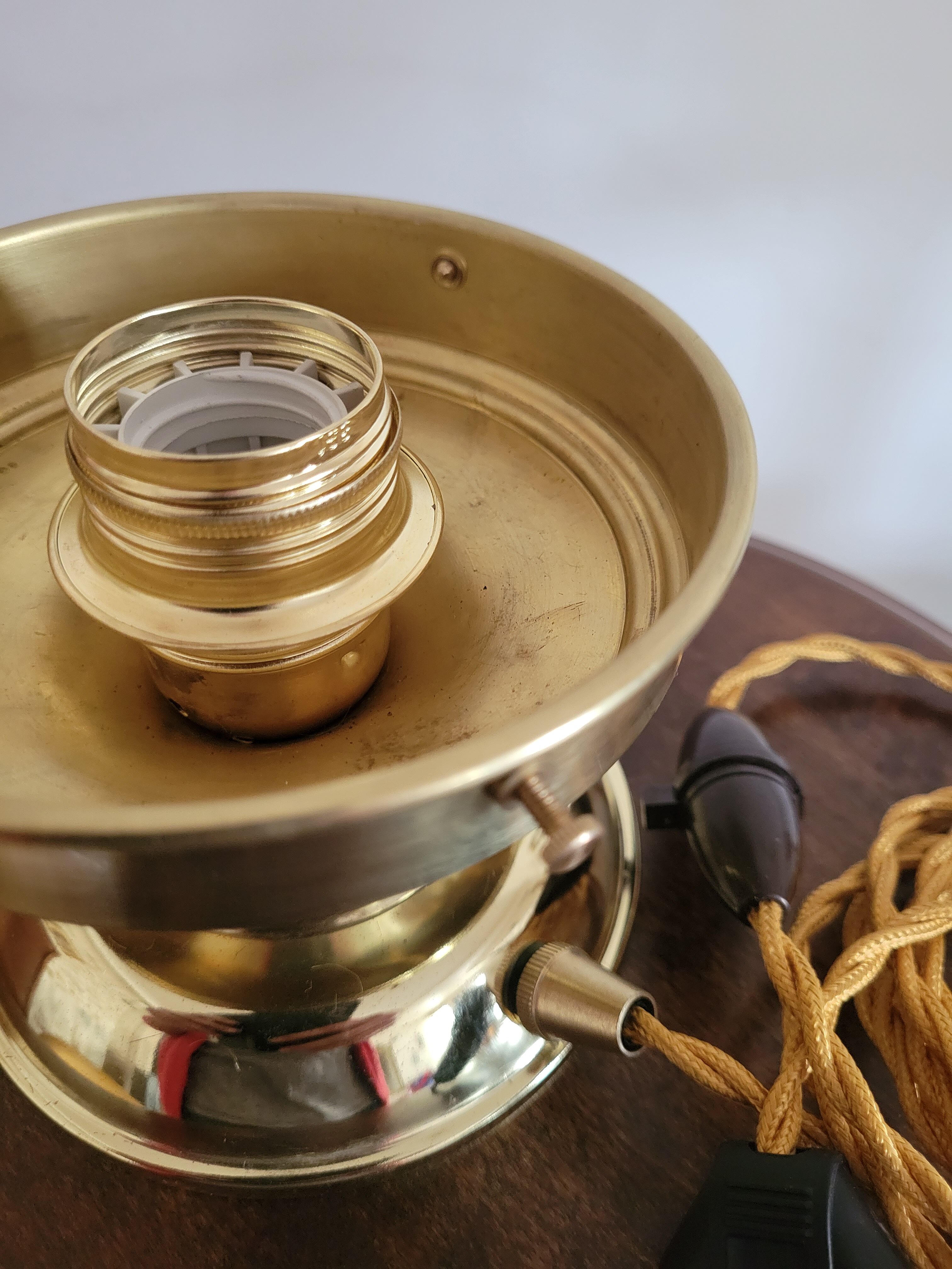 Lamp to pose with Art Deco globe