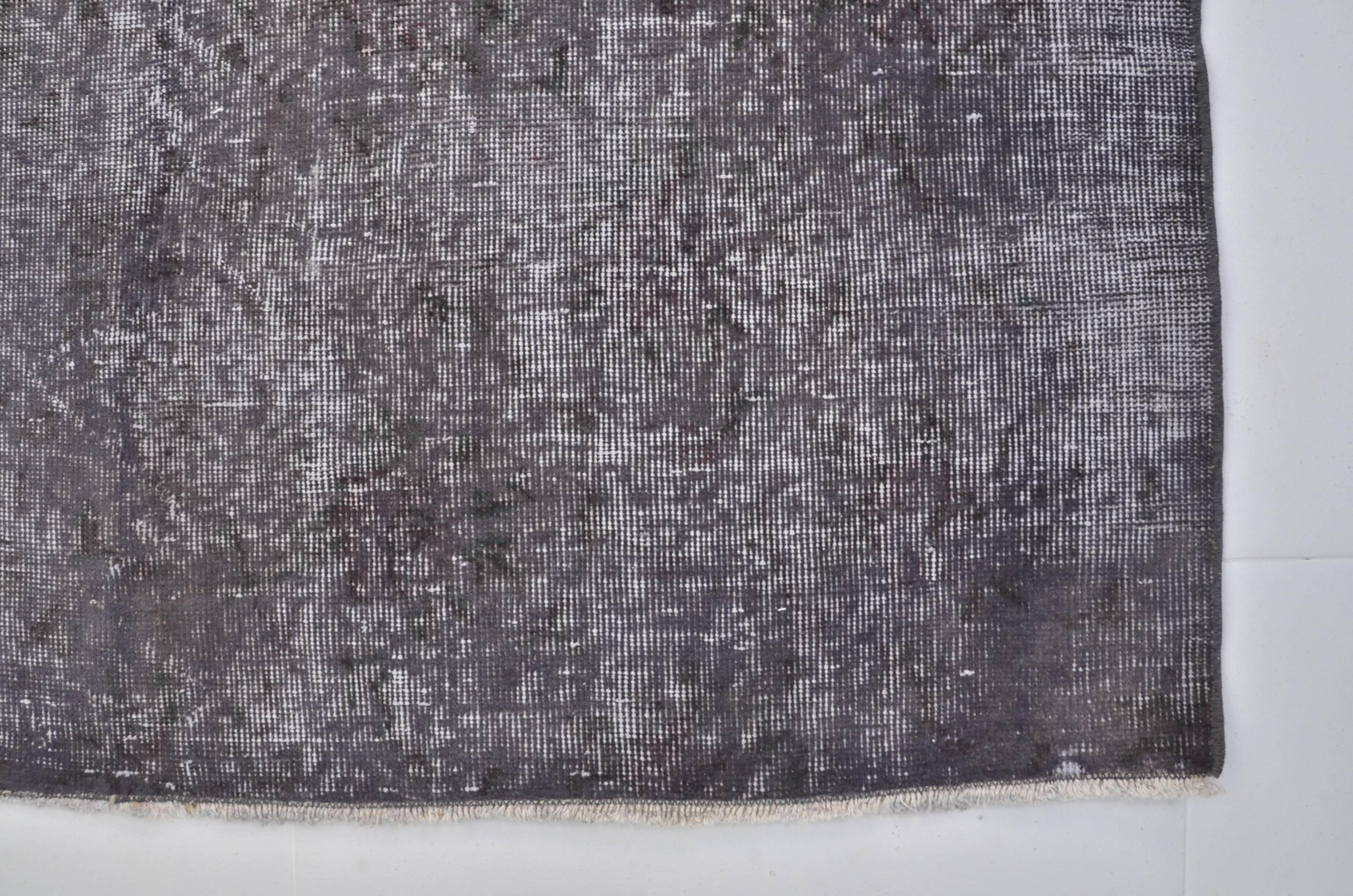 Tapis en laine grise