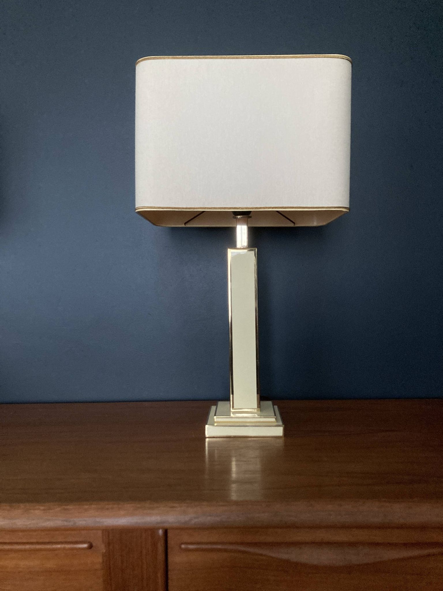 Lampe à poser, laiton et laque crème