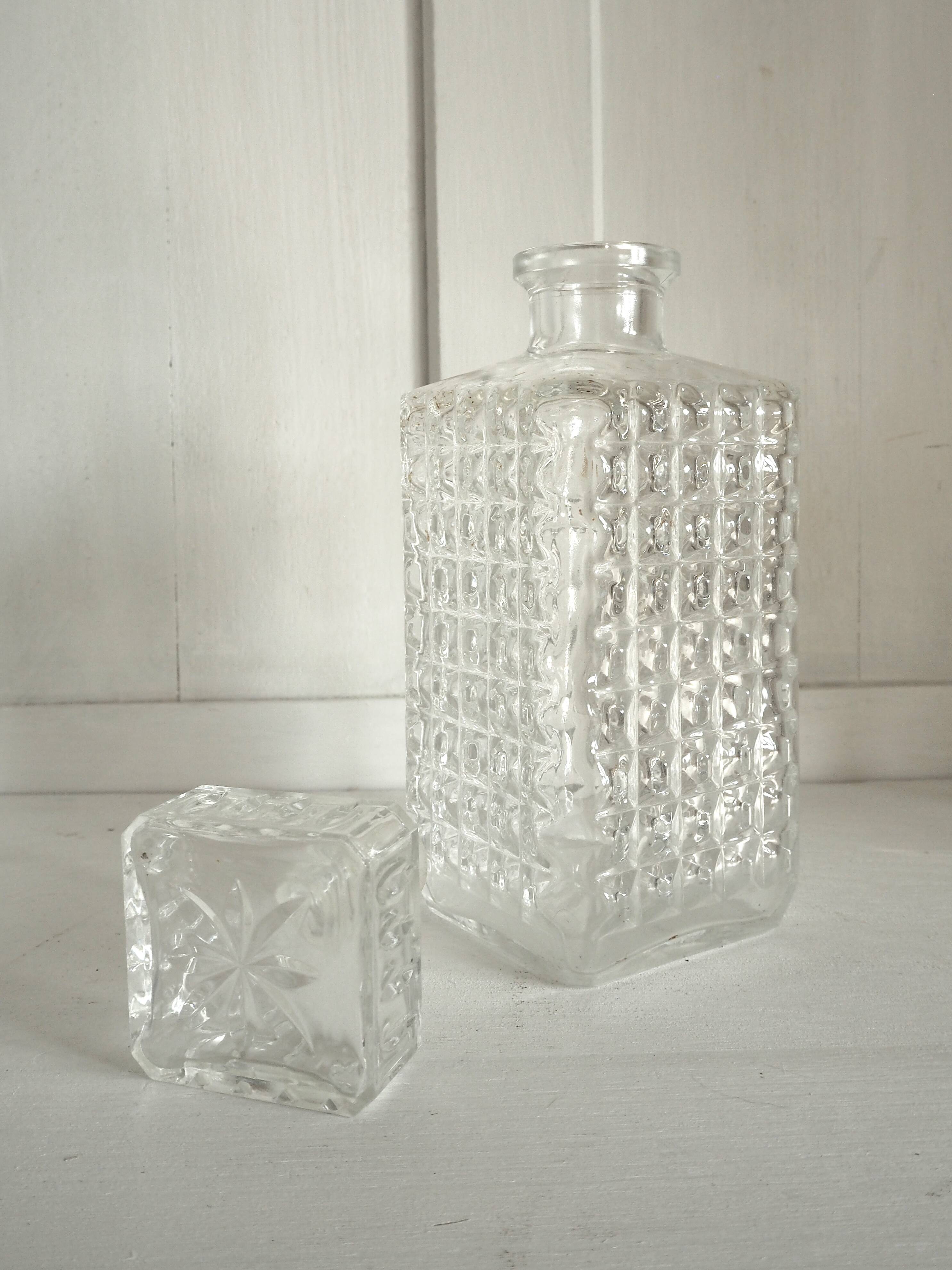 Glass whisky carafe with 4 glasses