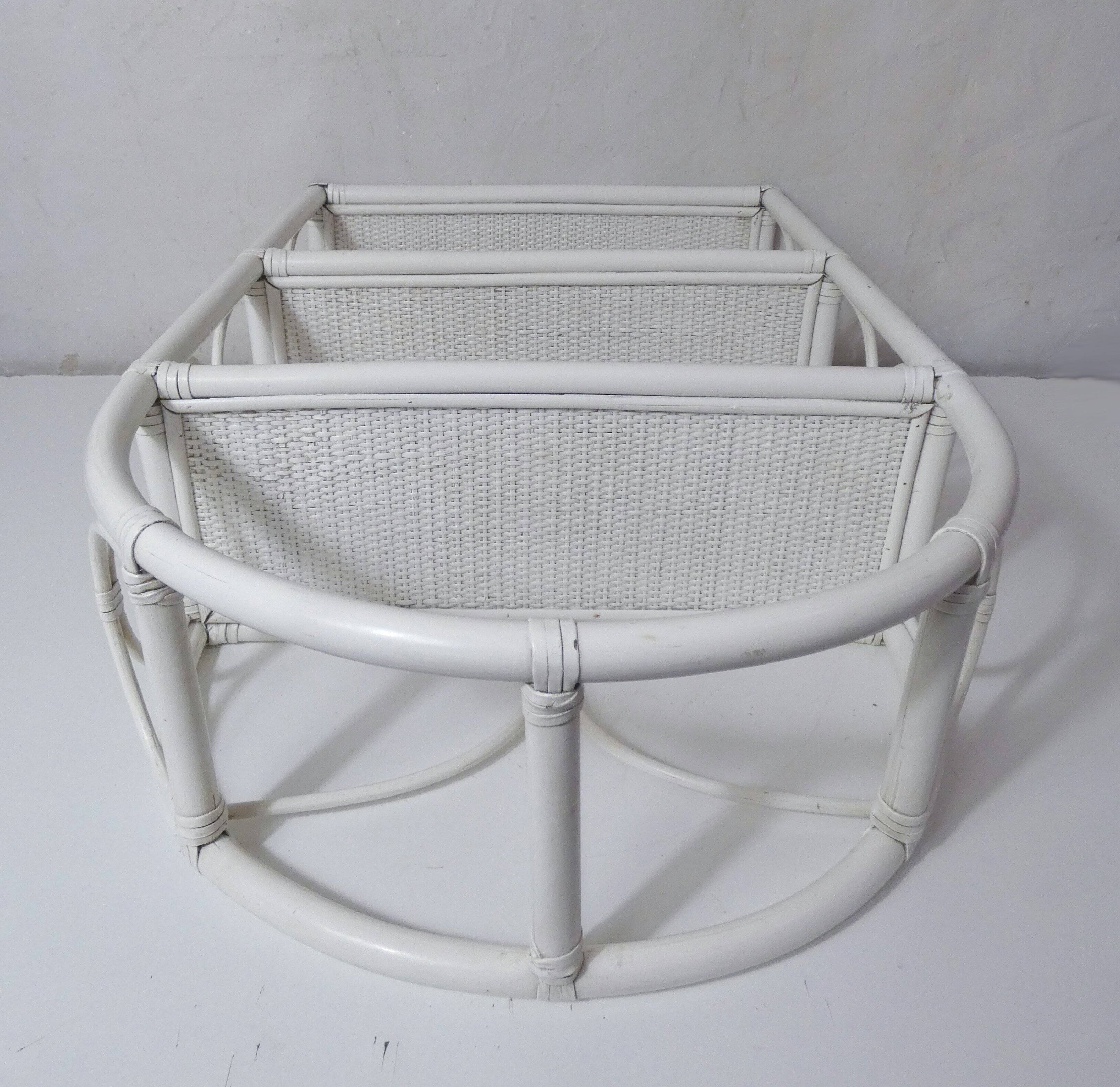 Étagère blanche en rotin