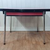 Expandable table in red formica