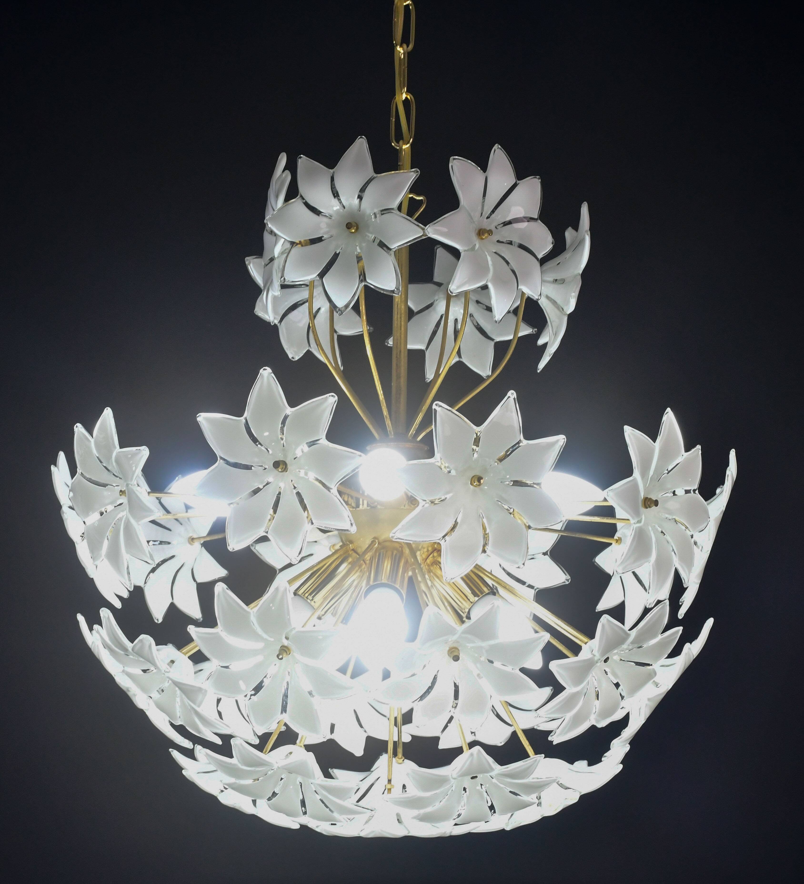 Magnifique lustre Sputnik en verre de Murano blanc orné de fleurs, années 1980