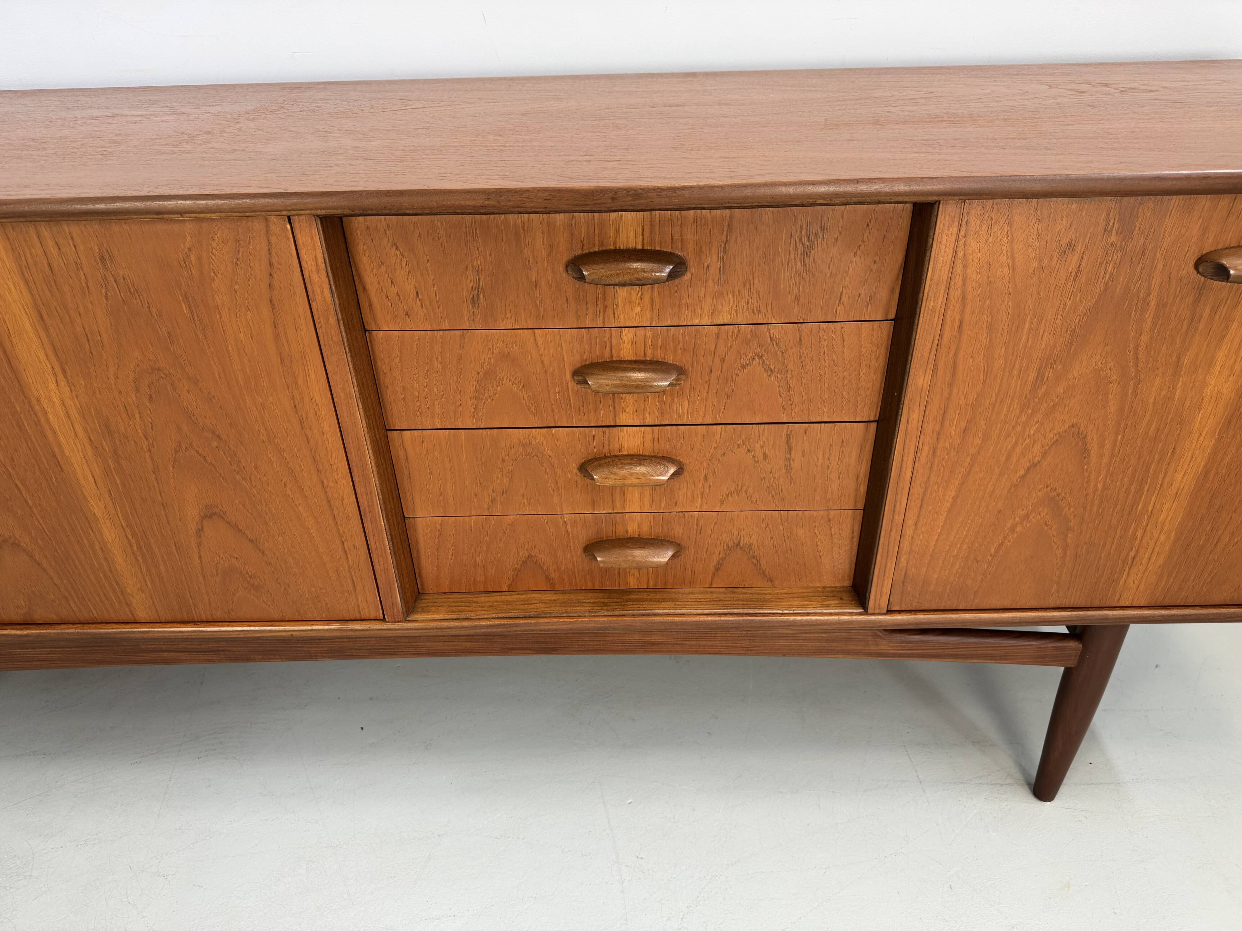 Vintage dressoir van G-Plan design Victor Wilkins uit de "Brasilia"