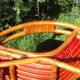 Fauteuil vintage rouge en rotin et skai rouge
