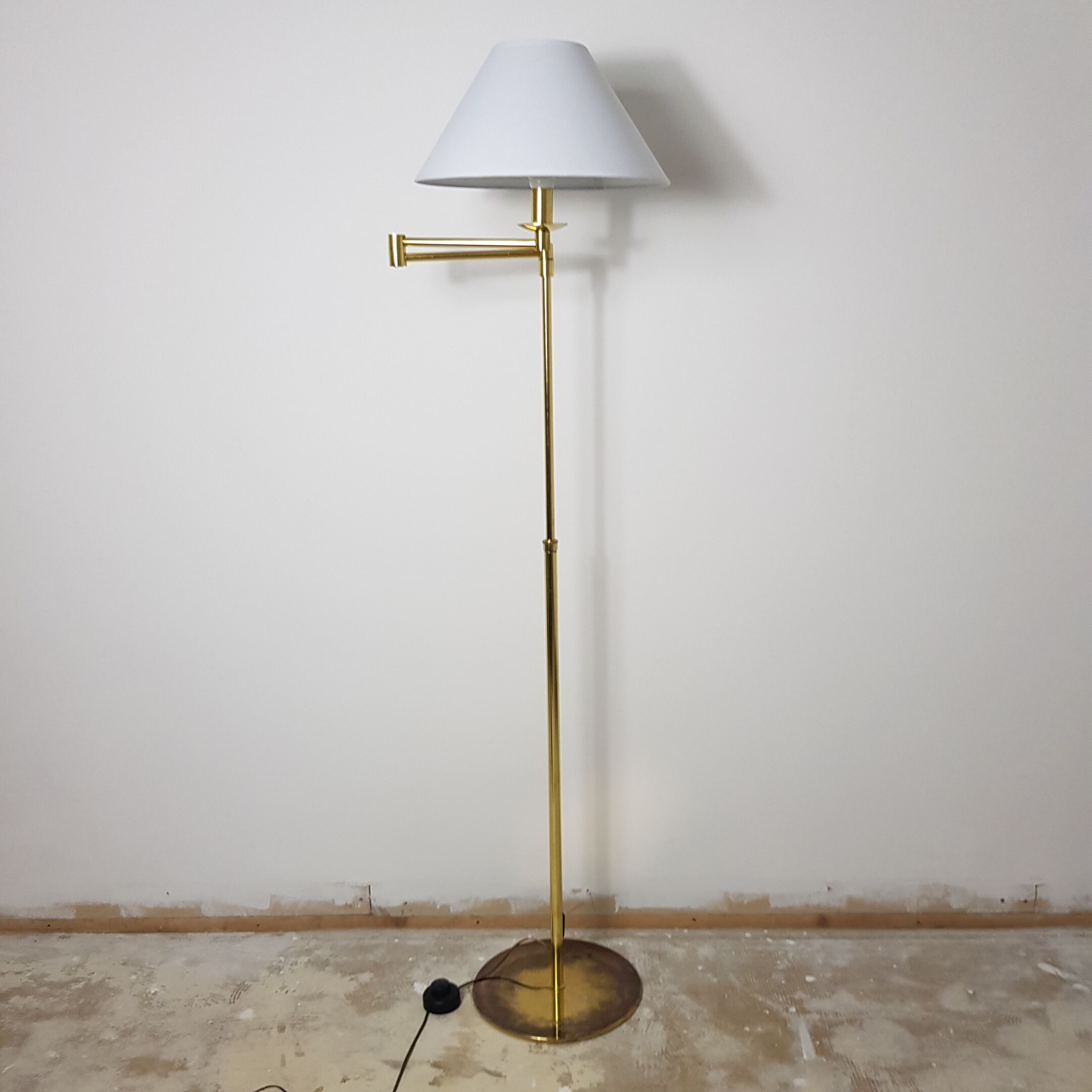 Vintage lamppost reader in gold steel publisher SCE