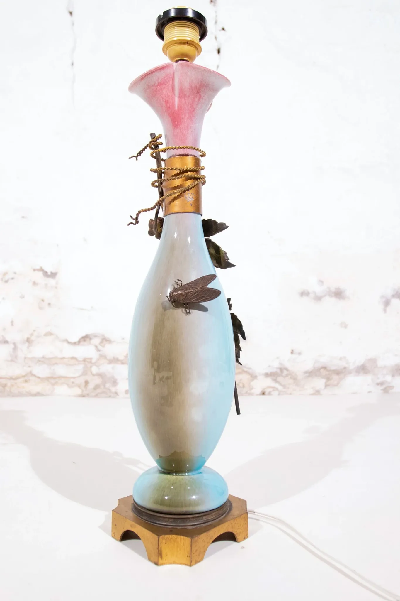 Art nouveau table lamp with bronze fly and hop leaves