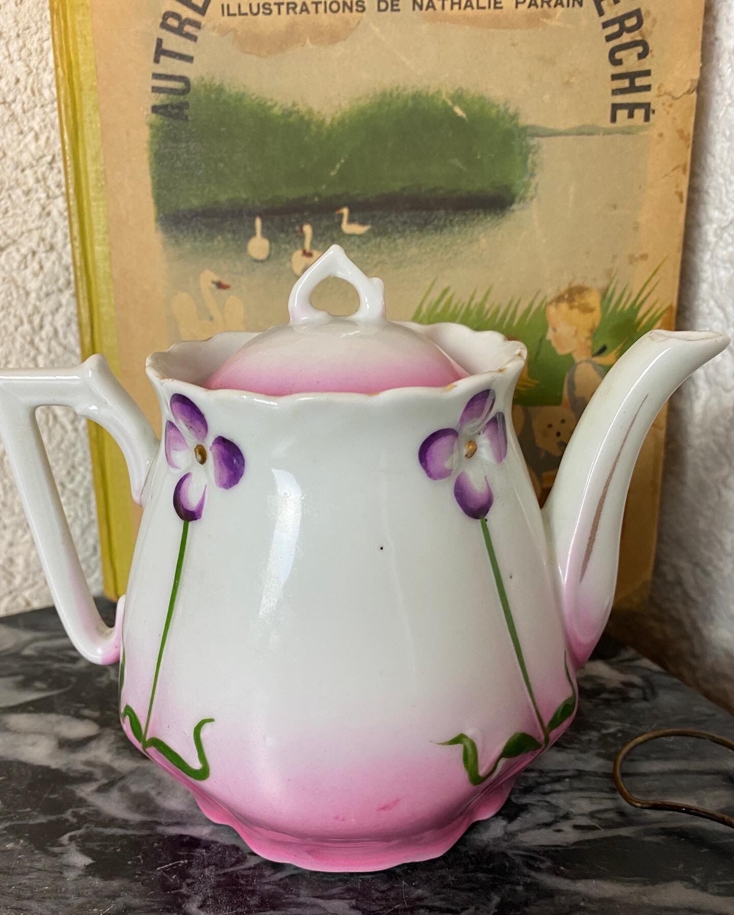Teapot in antique porcelain "Art Nouveau"