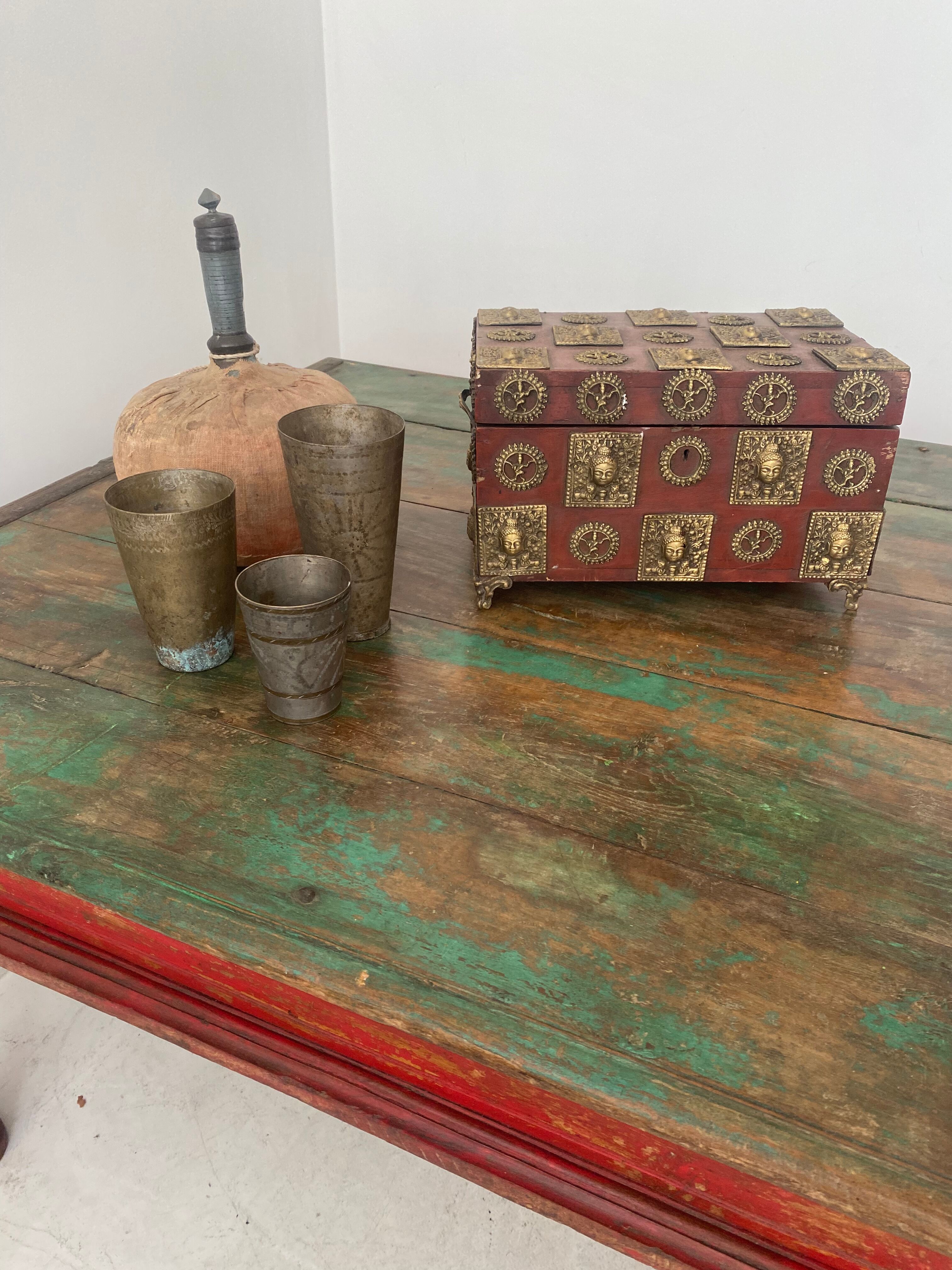Table basse indienne en teck laqué verte et rouge