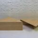 Pair de tables triangulaires en travertin