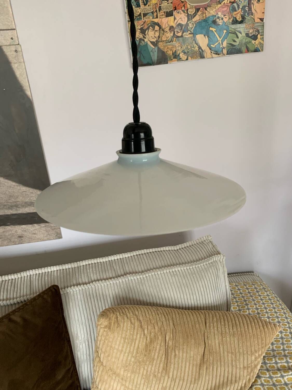 Paire de suspensions vintage en opaline blanche