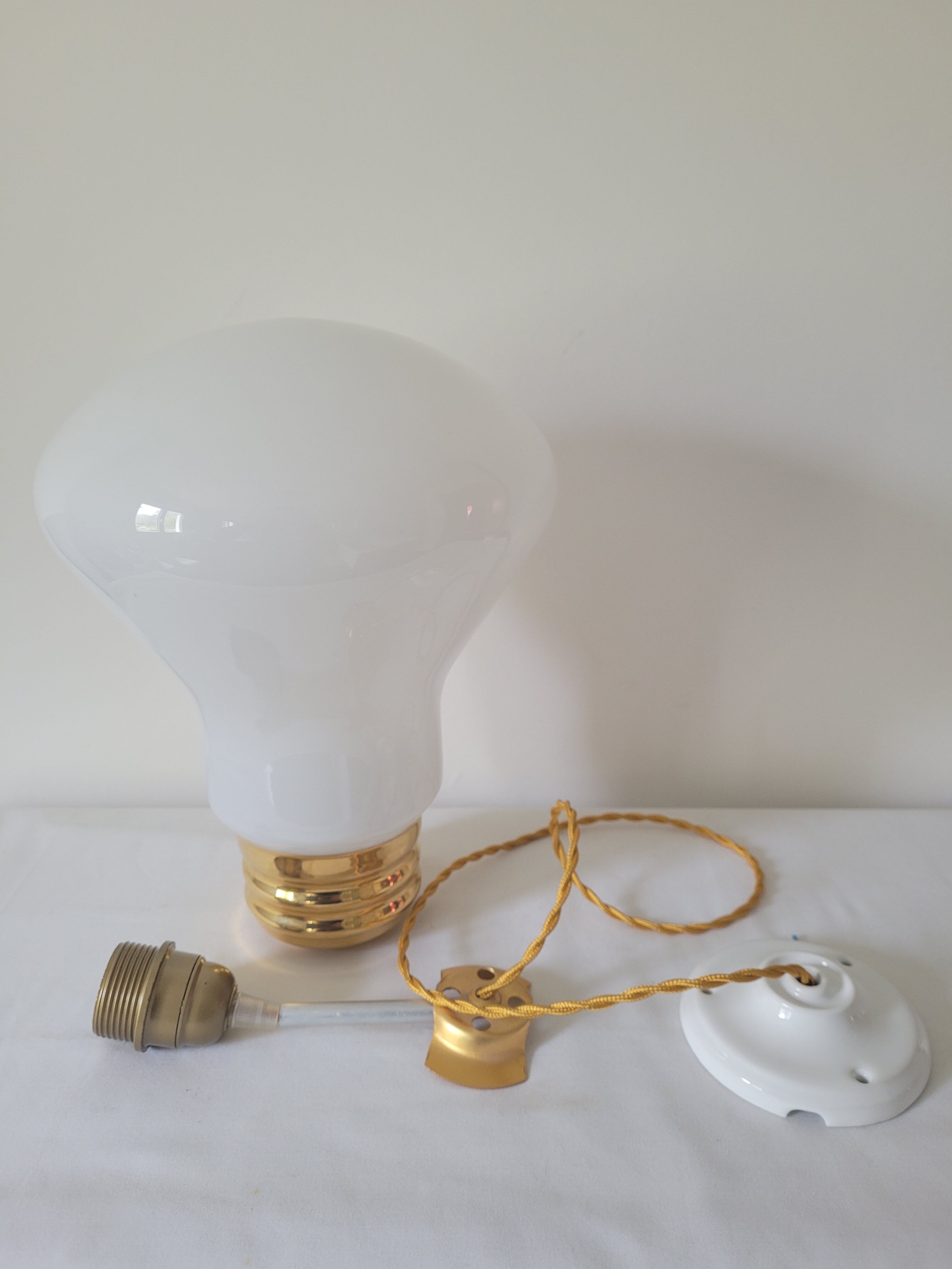 Opaline suspension in the shape of an eagle