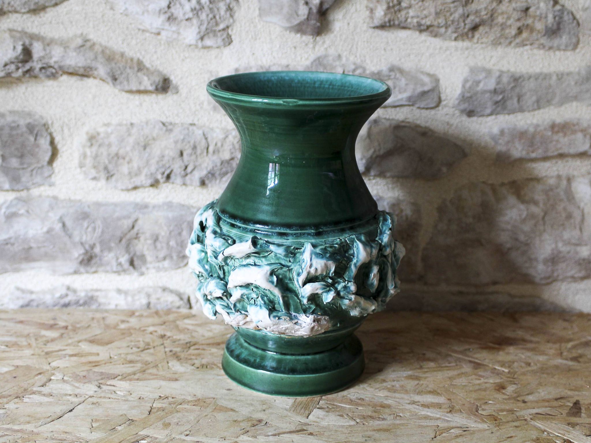 Vase en céramique à décor en barbotine