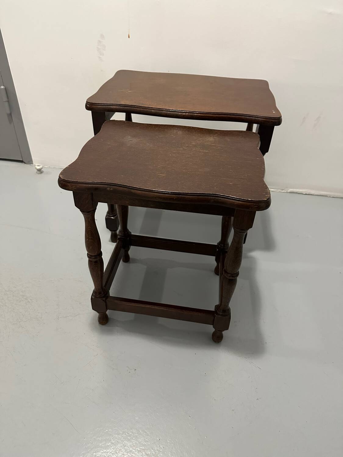 Set of two nesting tables