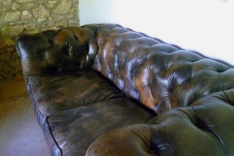 Chesterfield style sofa from the Saint-James brand