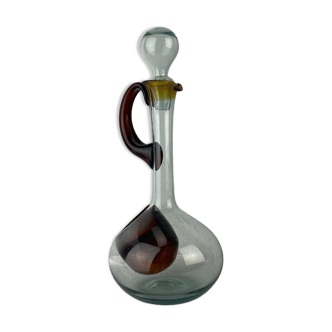 Glass decanter with brown details