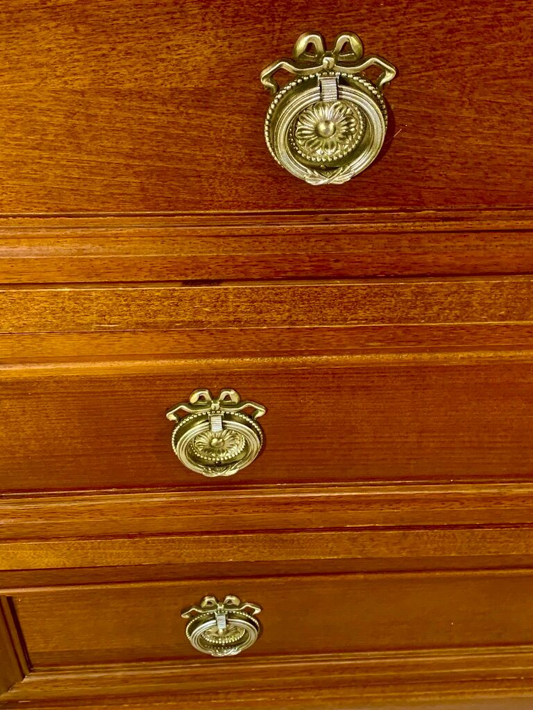 Commode de style Louis XVI, 4 tiroirs, marbre rose