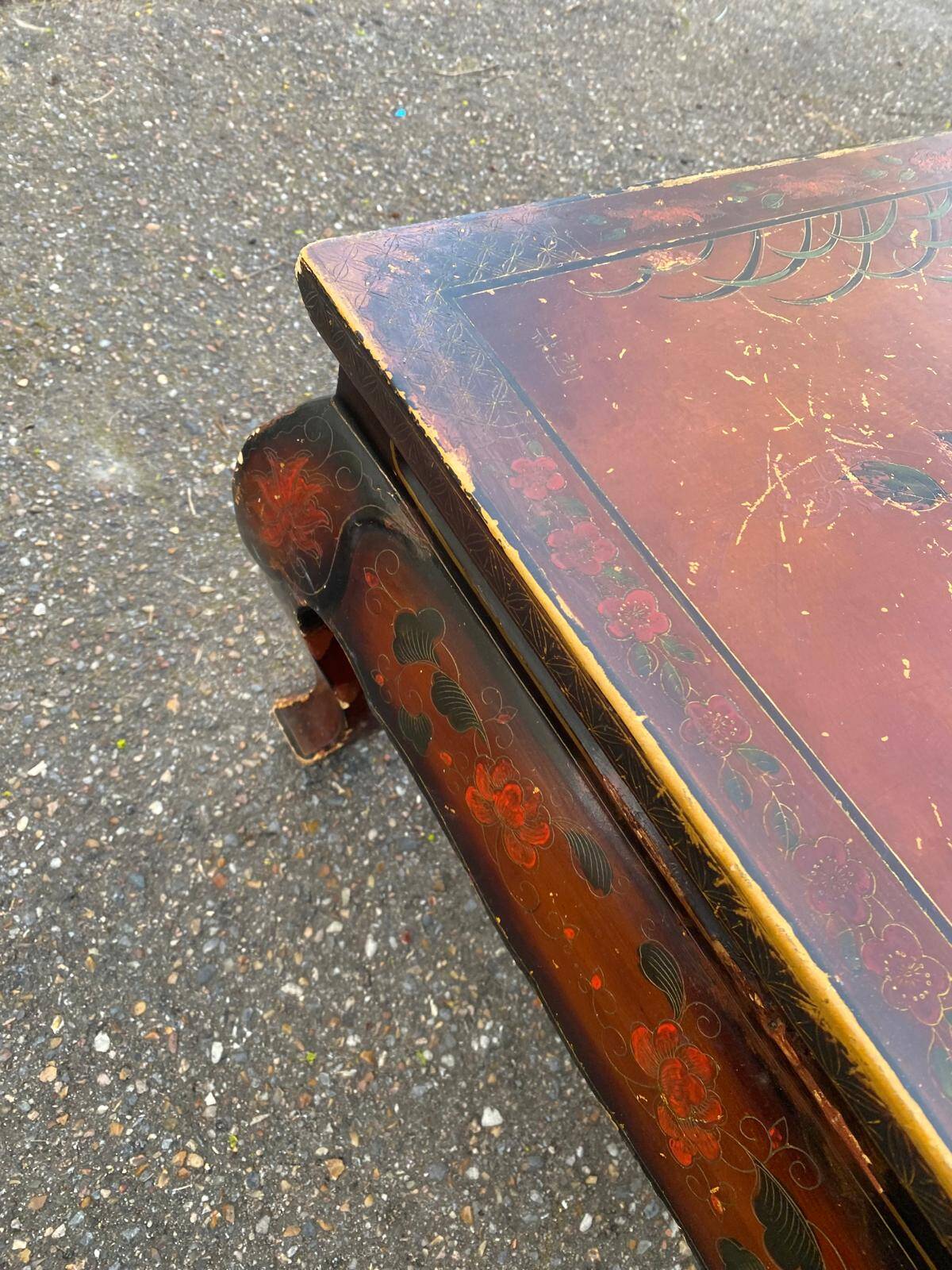 Table basse asiatique motifs fleurs
