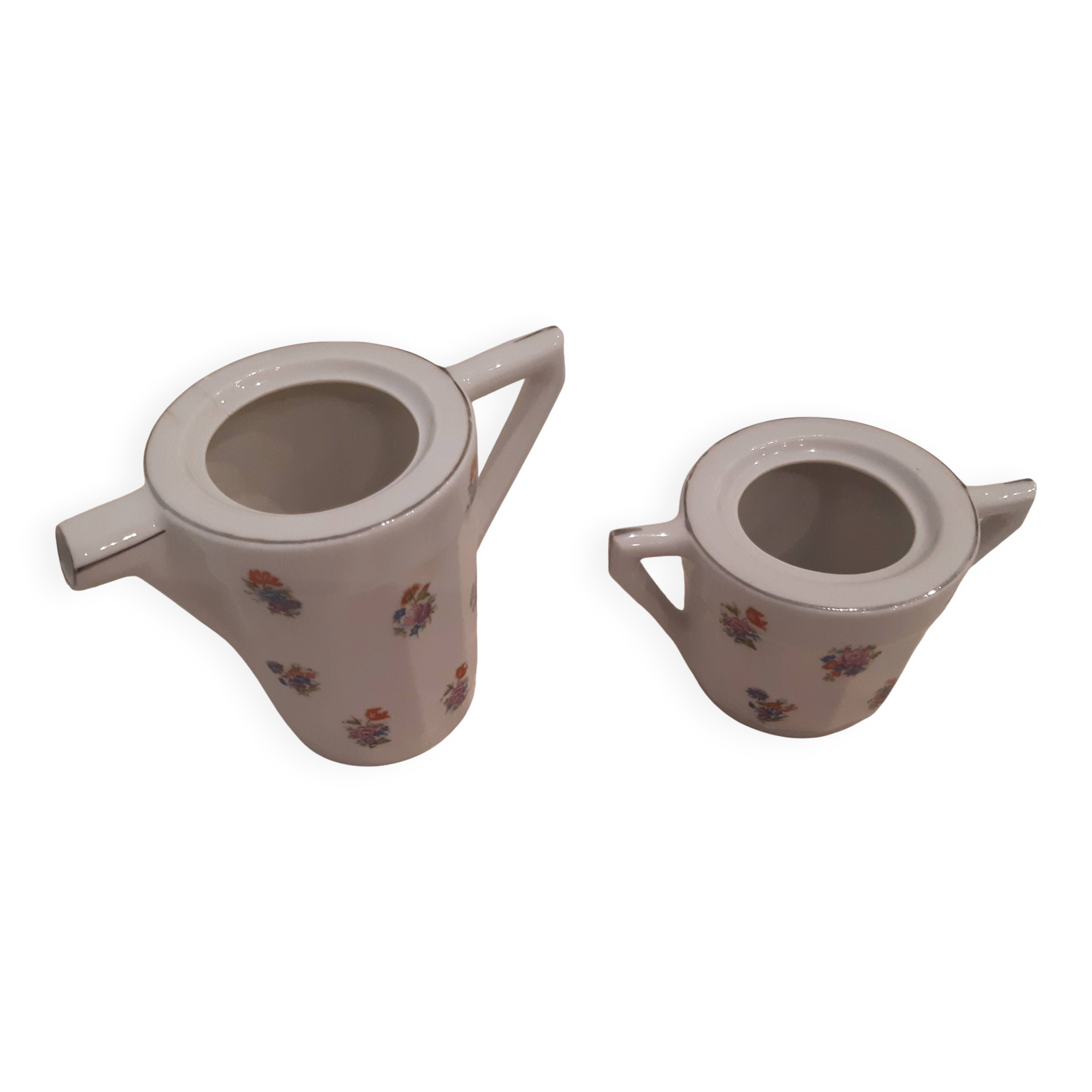 Large milk jug and sugar bowl from the 1930s, decorated with a bouquet of flowers. Silver thread.