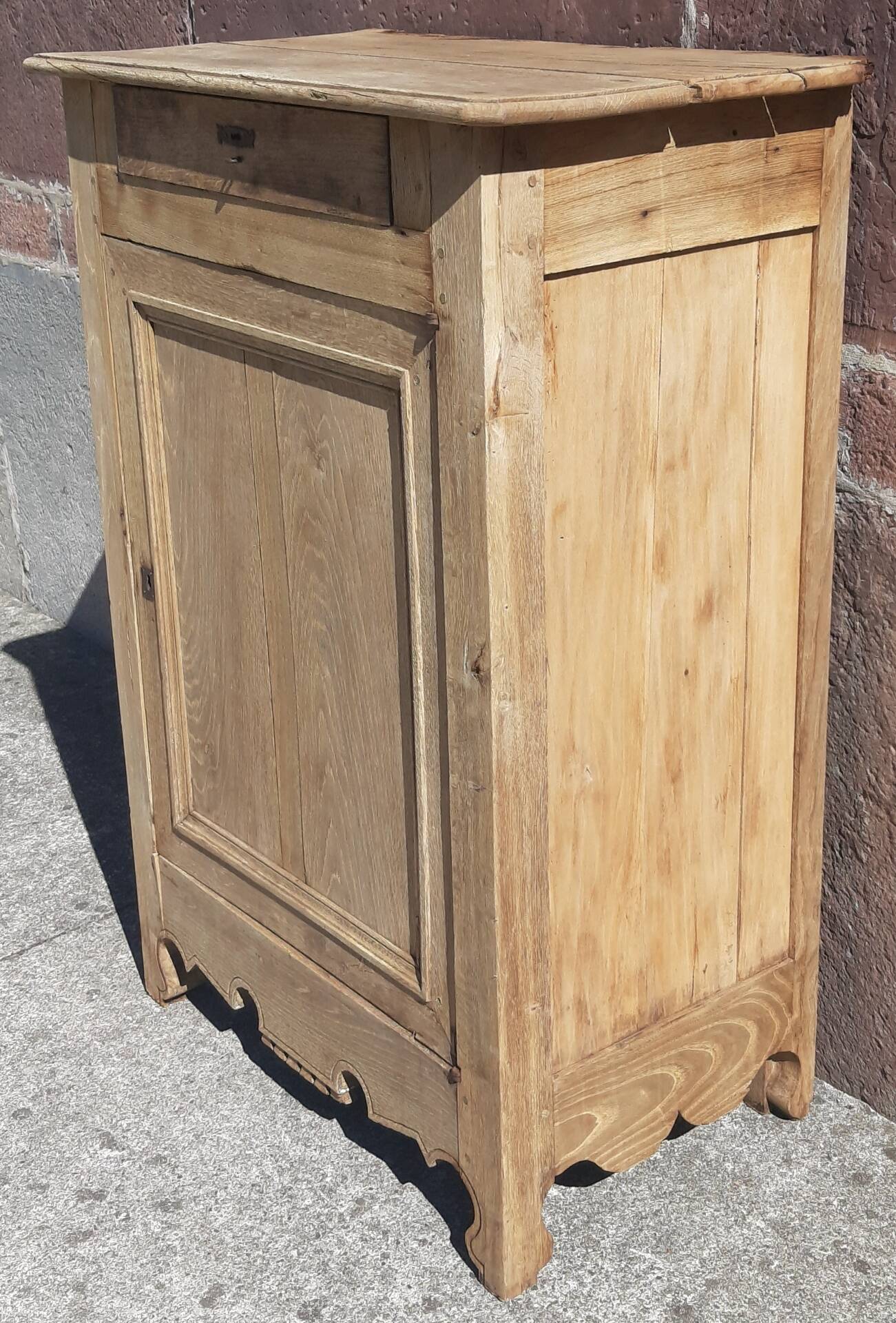 Confiturier or sideboard.