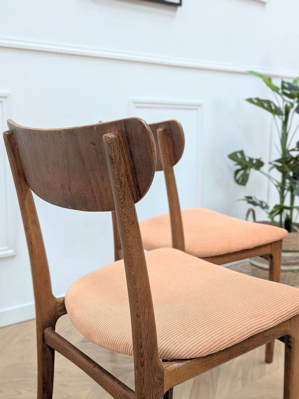 Set of 2 vintage chairs