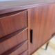 Buffet en teck avec portes coulissantes et tiroirs – Mid-Century