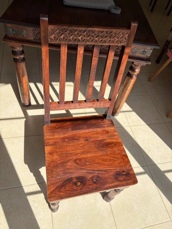 Solid Sheesham Wood Dining Table with 6 Chairs / Table à manger en bois