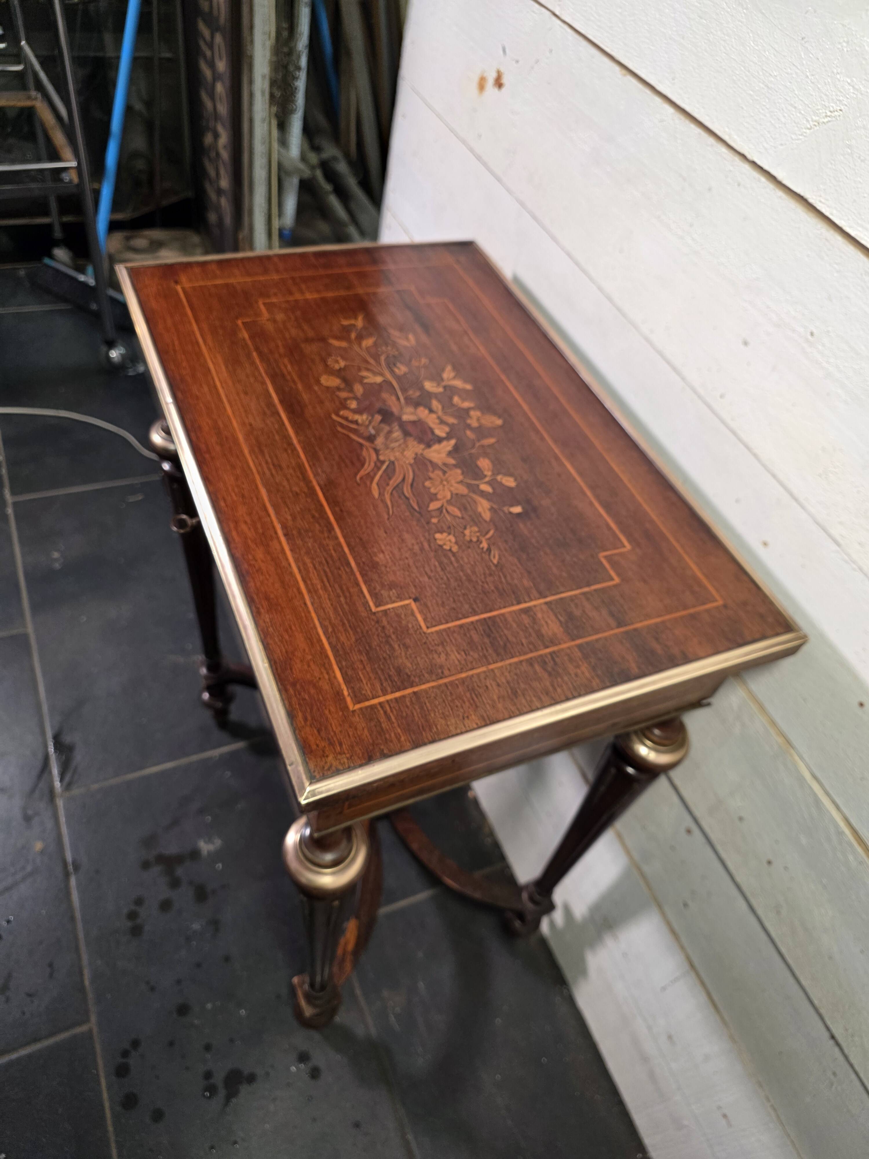 Napoleon III hairdresser in walnut and brass marquetry from the 19th century.