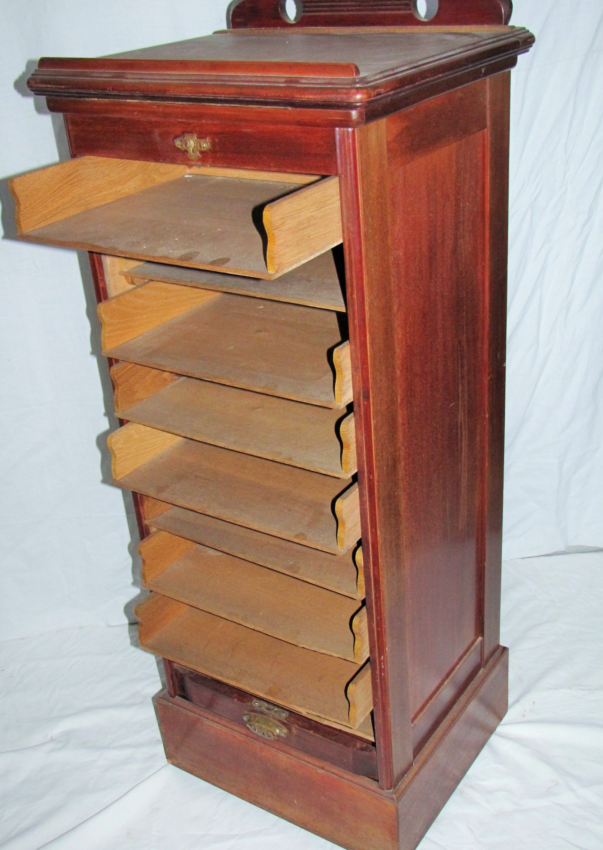 Curtain binder on roulette forming lectern