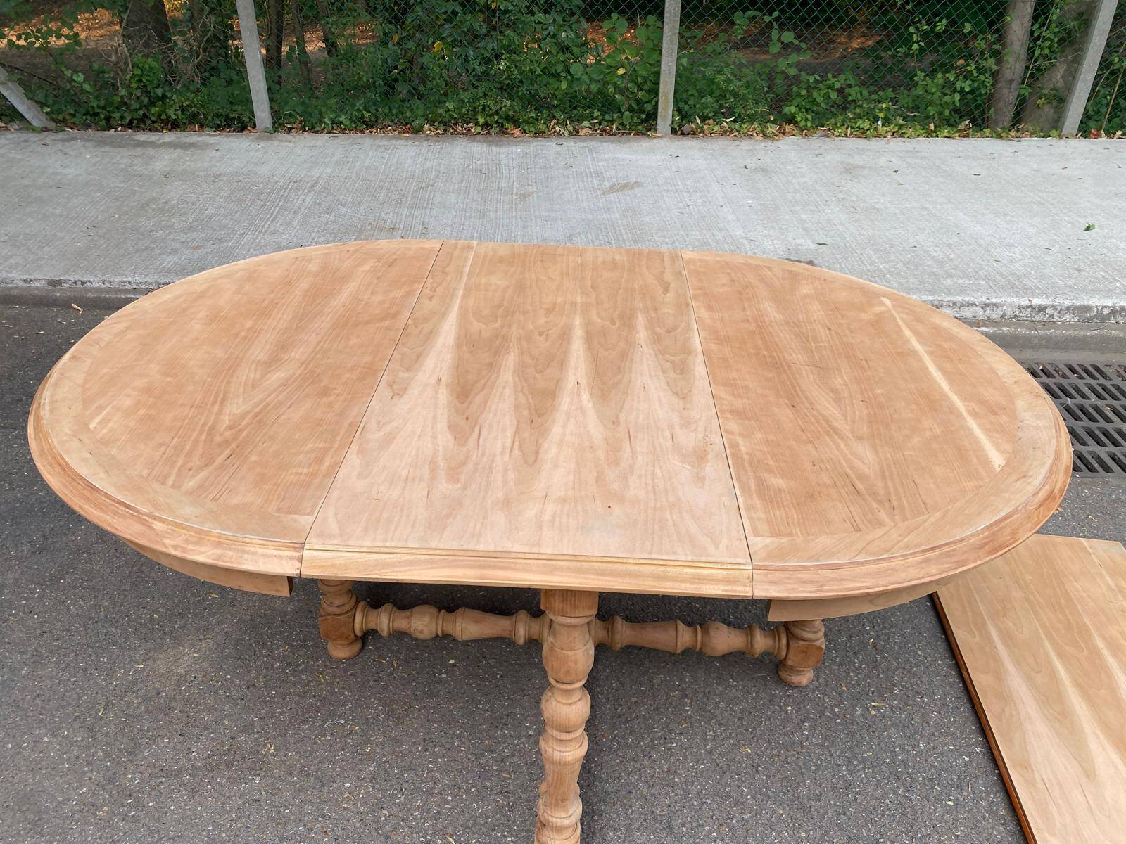 Round extendable farmhouse dining table, stripped, Louis XIII style from the 1960s.