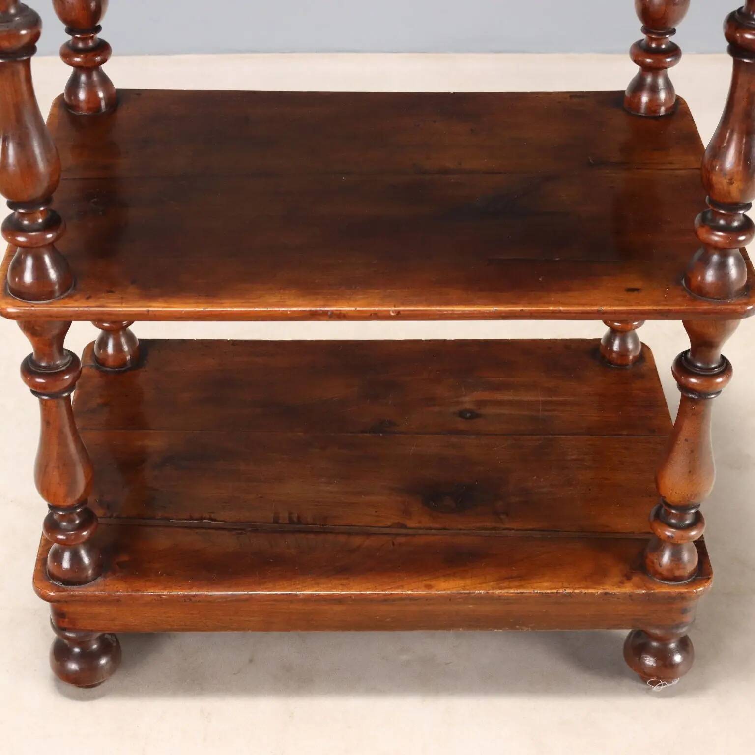 Walnut shelf, Italy, 19th century