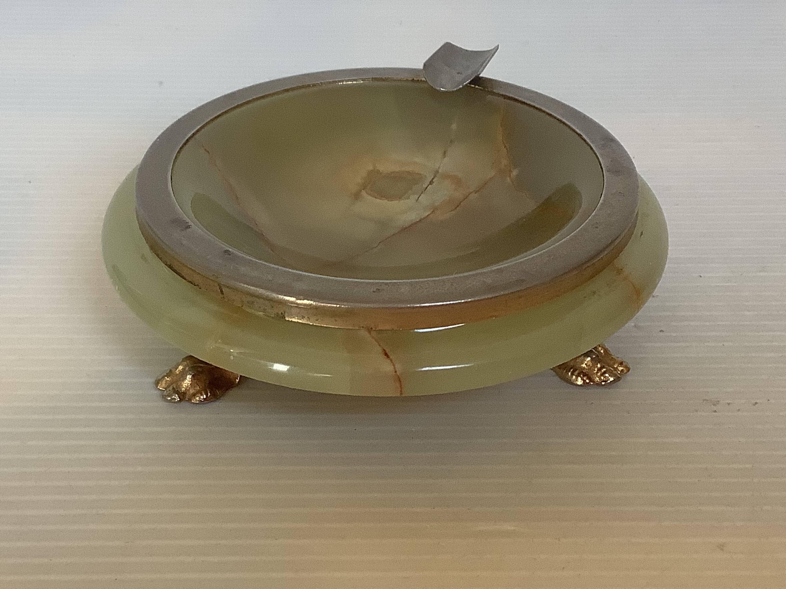 Tripod individual ashtray in onyx