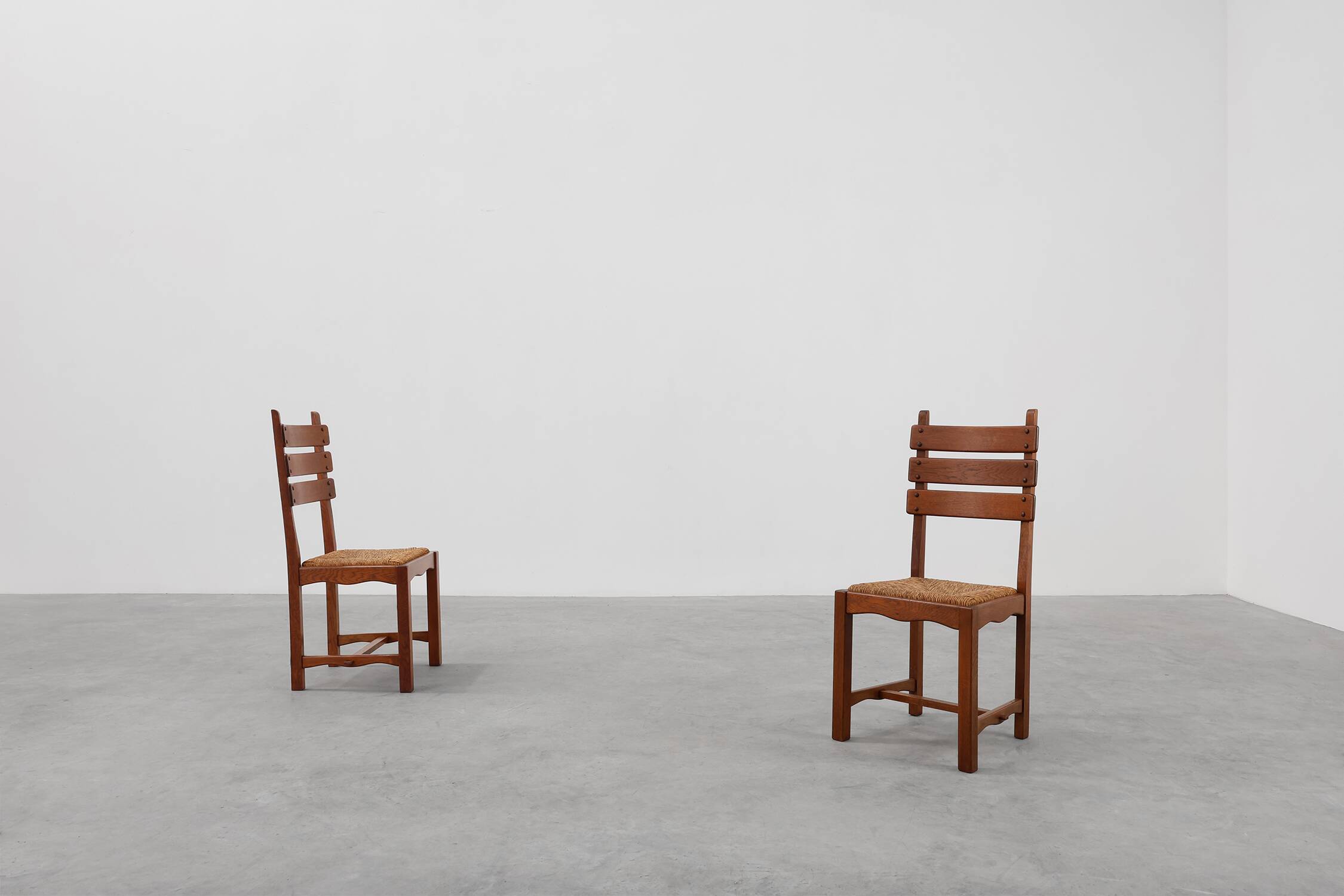 Deux chaises en chêne et osier brutalisme moderne du milieu du siècle, 1960