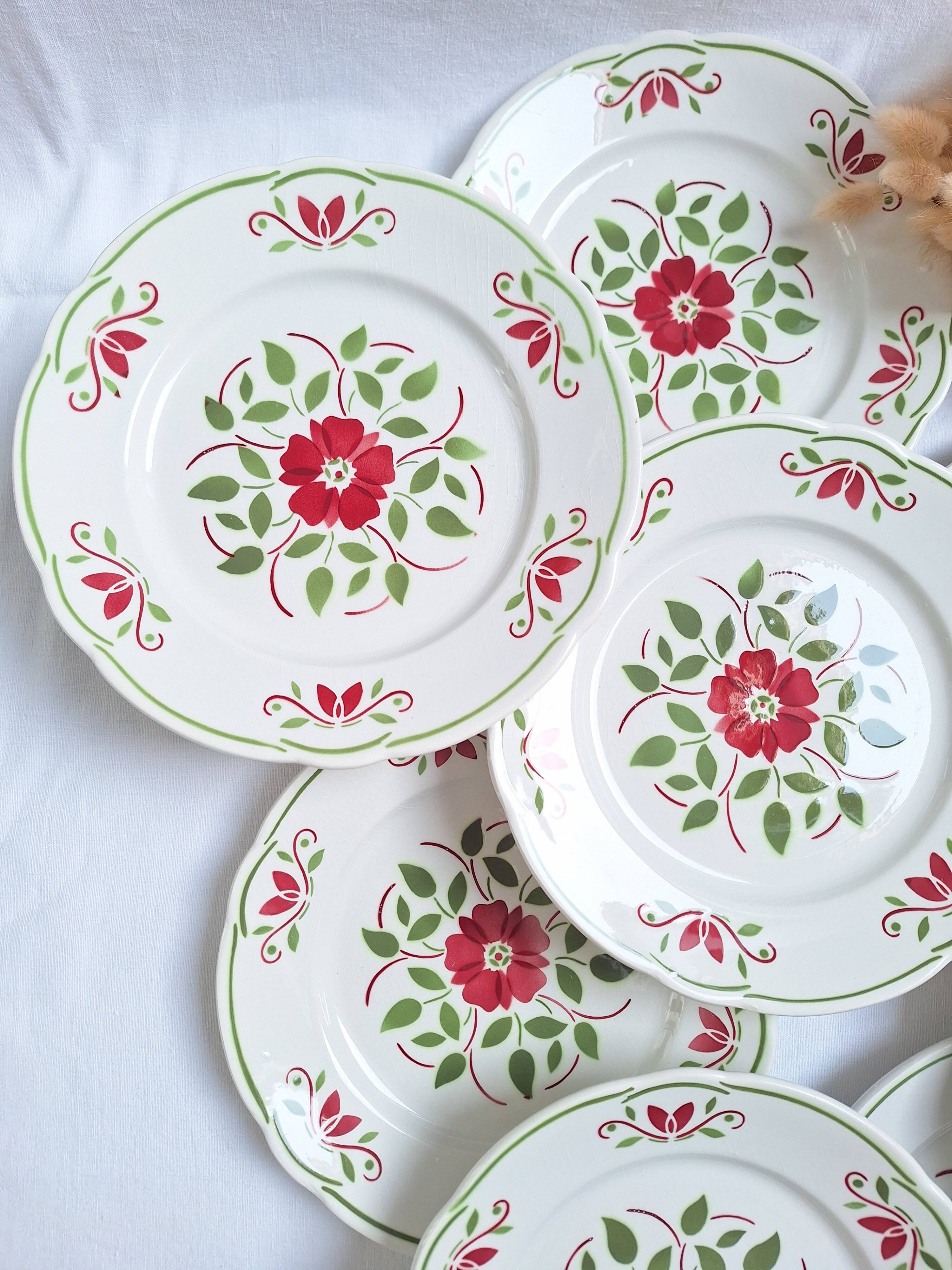 Assiettes plates vertes et bordeaux des années 50's