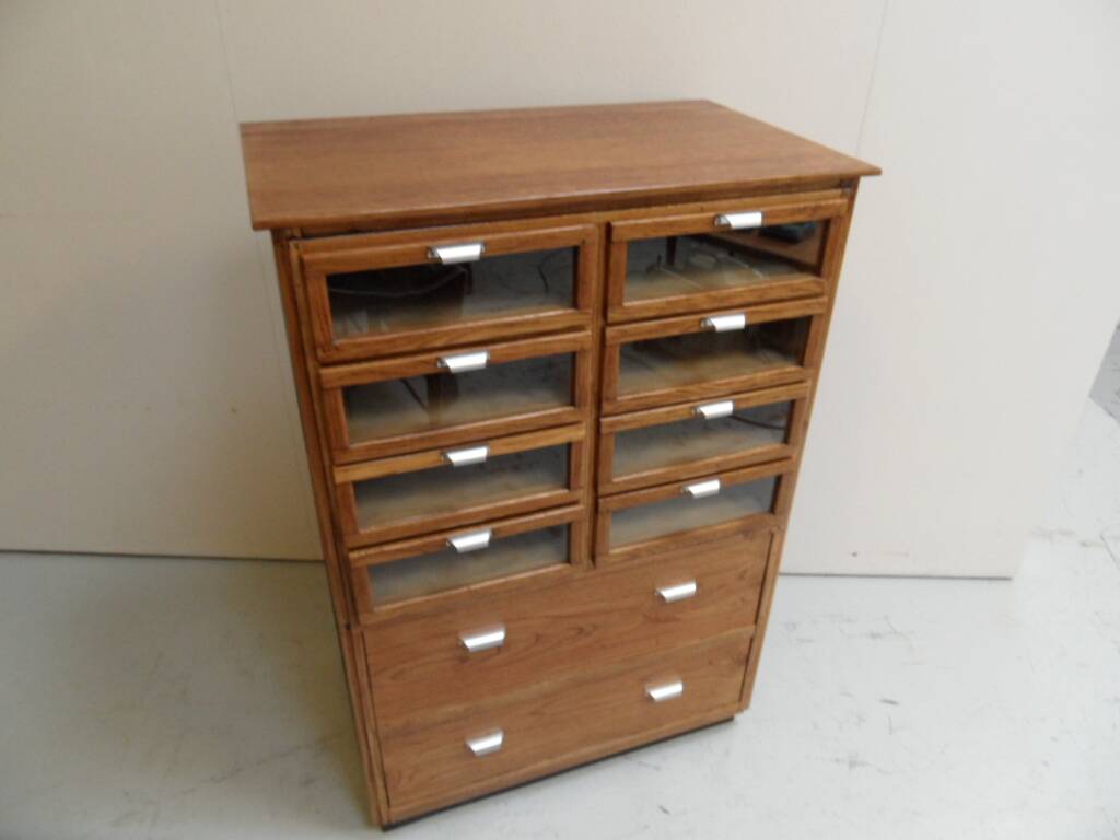 Vitrine vintage avec tiroirs