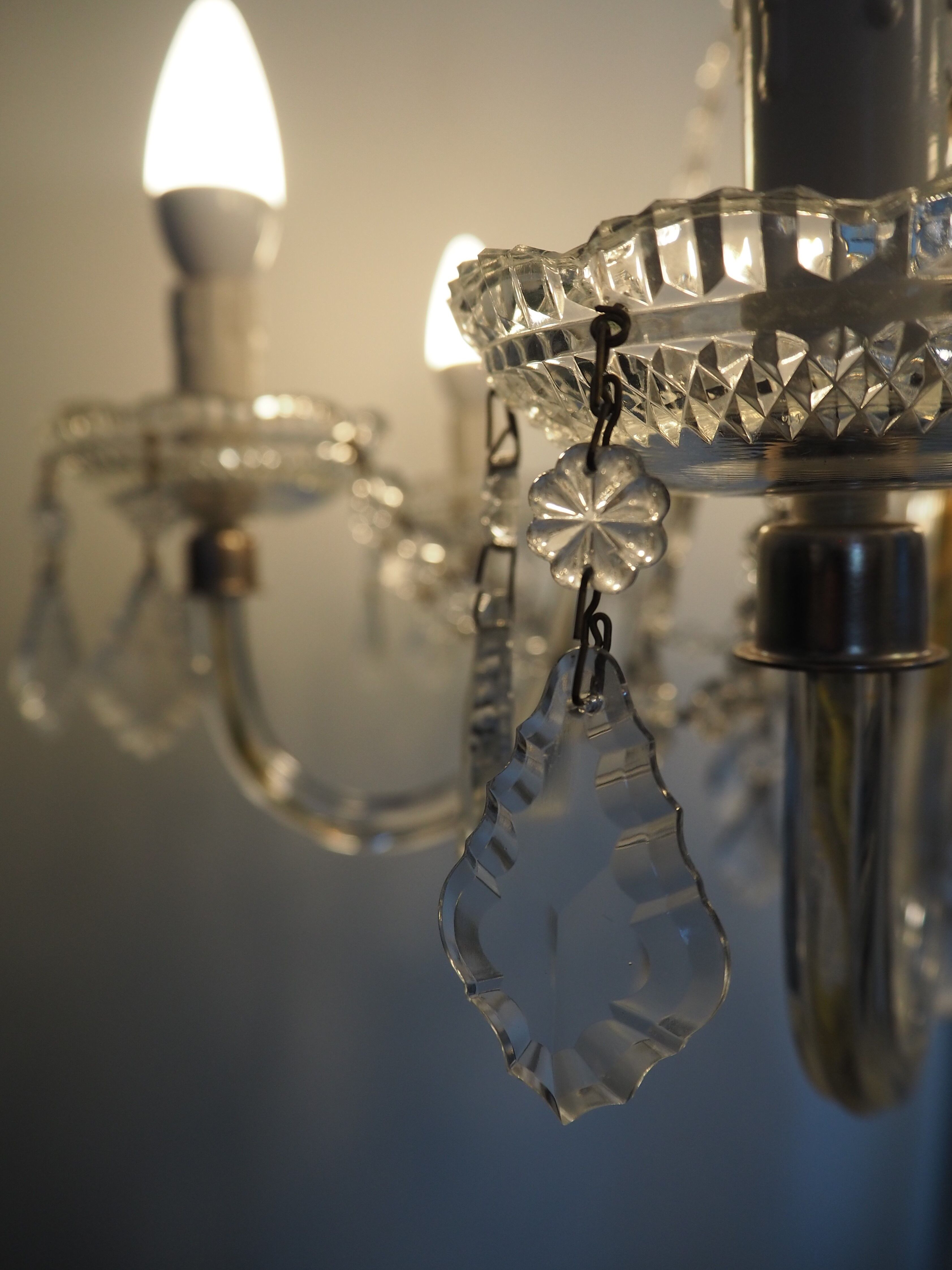 6-light chandelier with tassels