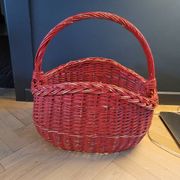 Panier en rotin peint en rouge