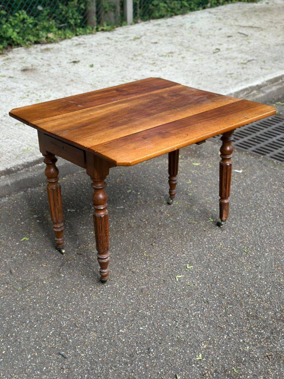 Extendable dining table with drop leaves in Louis Philippe style, 19th century.